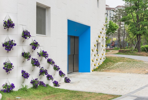 طراحی و معماری جالب دیوار با قابلیت کشت گل و گیاه