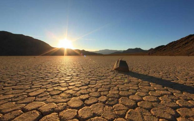 نگاهی به راز و رمزهای سنگ‌های متحرک دره مرگ