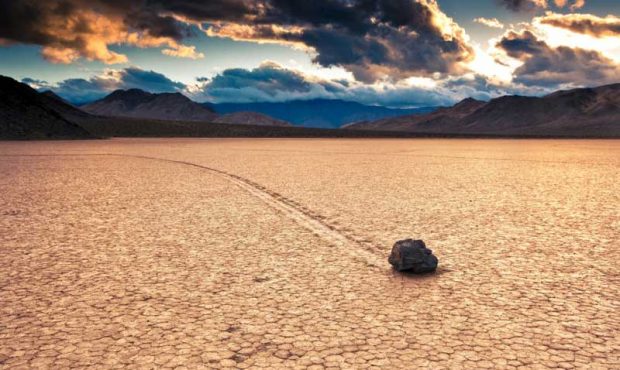 نگاهی به راز و رمزهای سنگ‌های متحرک دره مرگ