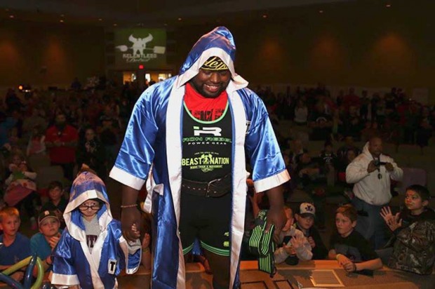 تصاویری از دوستی دیدنی یک وزنه بردار با دختری با بیماری پیری زودرس ! 6 Girl Fighting Rare Aging Disease Becomes Best Friends mihanpost 1