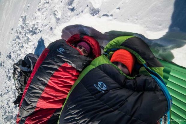 قرارهای عاشقانه یک زوج ماجراجو بر فراز کوهها برفی + عکس 9 قرارهای عاشقانه یک زوج ماجراجو بر فراز کوه ها برفی