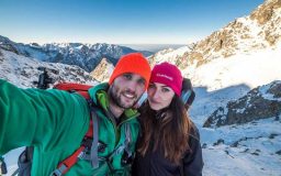 قرارهای عاشقانه یک زوج ماجراجو بر فراز کوه ها برفی
