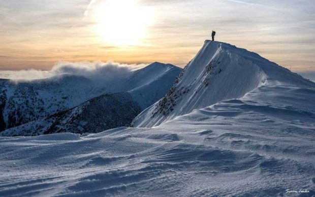 قرارهای عاشقانه یک زوج ماجراجو بر فراز کوهها برفی + عکس 25 قرارهای عاشقانه یک زوج ماجراجو بر فراز کوه ها برفی