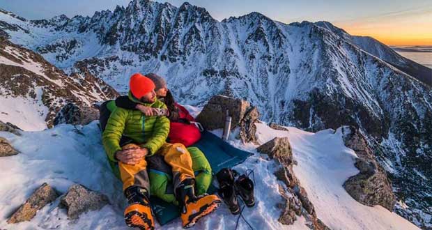 قرارهای عاشقانه یک زوج ماجراجو بر فراز کوه ها برفی