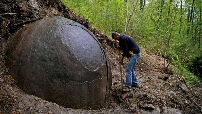 کشف توپ سنگی عجیب در جنگل‌های بوسنی