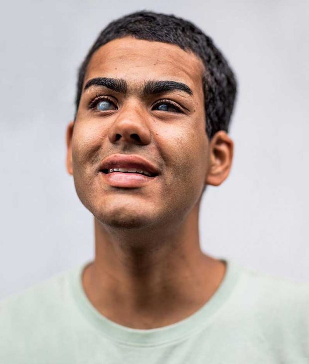 پسر نابینای موج سوار