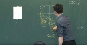 مهارت حیرت انگیز معلم تایوانی در کلاس درس