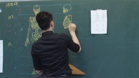 مهارت حیرت انگیز معلم تایوانی در کلاس درس