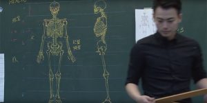 مهارت حیرت انگیز معلم تایوانی در کلاس درس
