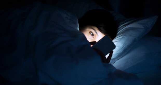 نابینایی موقت نتیجه خیره شدن مداوم به تلفن همراه در رختخواب