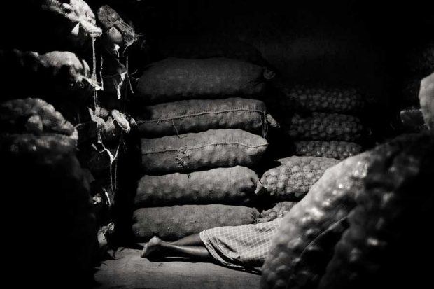 شب های کلکته از دریچه دوربین عکاس اسپانیایی ! 9 شب های کلکته