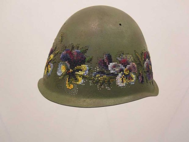 گلدوزی بر روی کلاه آهنی