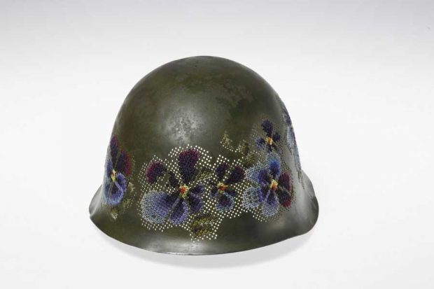 گلدوزی بر روی کلاه آهنی