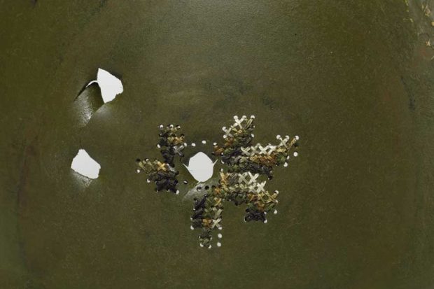 گلدوزی بر روی کلاه آهنی