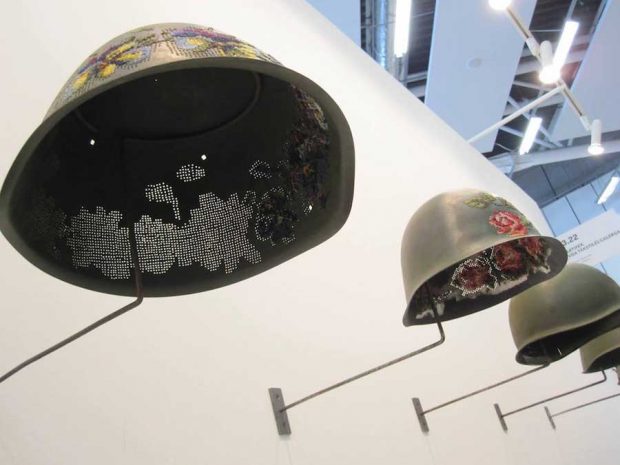 گلدوزی بر روی کلاه آهنی