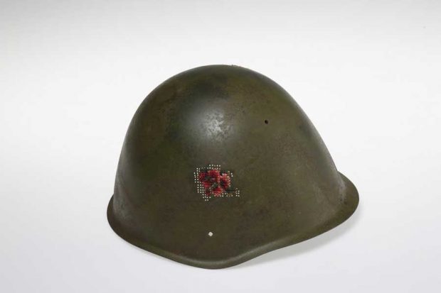 گلدوزی بر روی کلاه آهنی