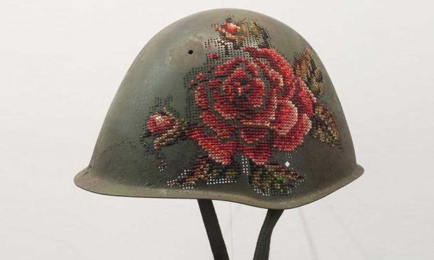 گلدوزی بر روی کلاه آهنی