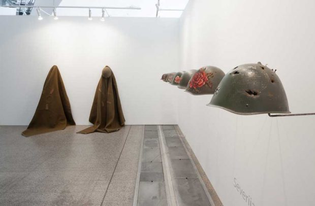 گلدوزی بر روی کلاه آهنی