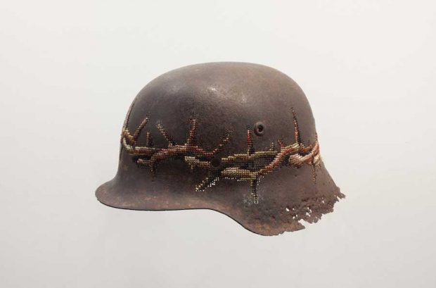 گلدوزی بر روی کلاه آهنی