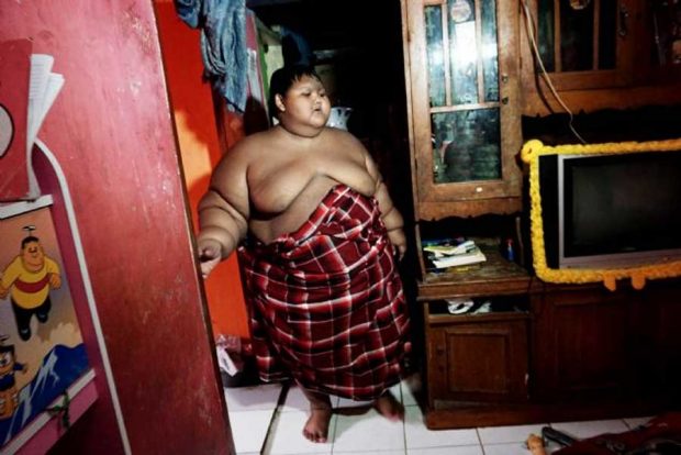 ملاقات با چاق ترین پسر بچه جهان در اندونزی + عکس 6 چاق ترین پسر بچه جهان