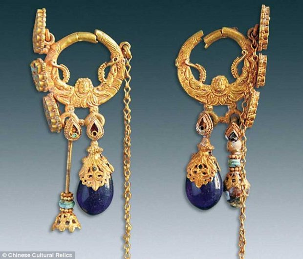 کشف قبری ۱۵۰۰ ساله با ۵ هزار قطعه جواهرات در چین ! 3 کشف قبری 1500 ساله با 5 هزار قطعه جواهرات در چین