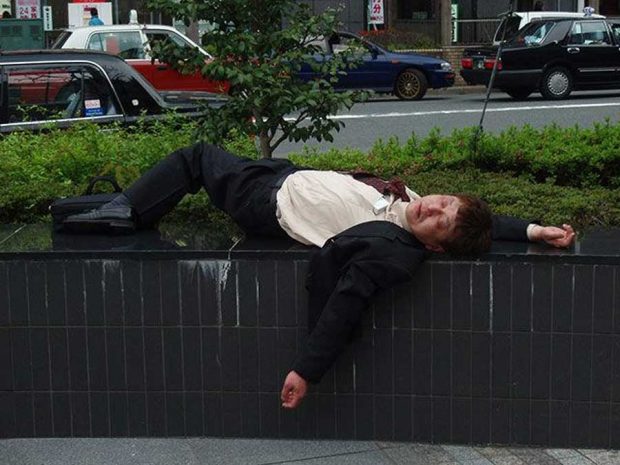 خوابیدن کارمندان ژاپنی در خیابان‌های ژاپن