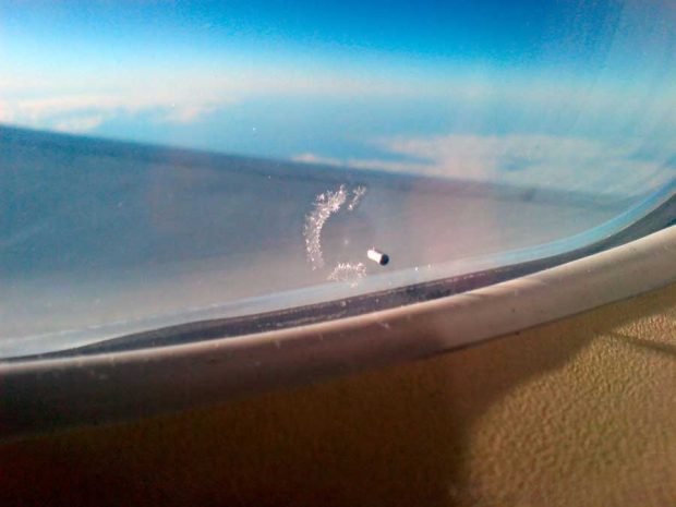 سوراخ شیشه هواپیما چه کارایی دارد ؟ 4 سوراخ شیشه هواپیما