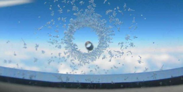 سوراخ شیشه هواپیما چه کارایی دارد ؟ 7 سوراخ شیشه هواپیما