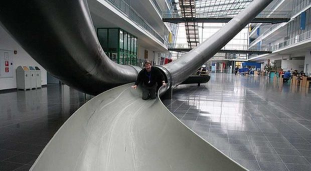 دلایل نصب سرسره در دانشگاه فنی مونیخ آلمان چیست ؟! 12 سرسره دانشگاه فنی مونیخ آلمان