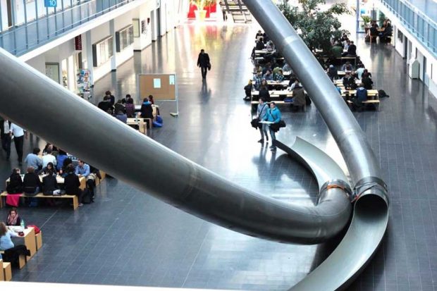 دلایل نصب سرسره در دانشگاه فنی مونیخ آلمان چیست ؟! 8 سرسره دانشگاه فنی مونیخ آلمان