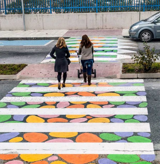 تبدیل خطوط عابر پیاده به آثار هنری رنگارنگ در شهر مادرید 2 تبدیل خطوط عابرپیاده به آثار هنری رنگارنگ