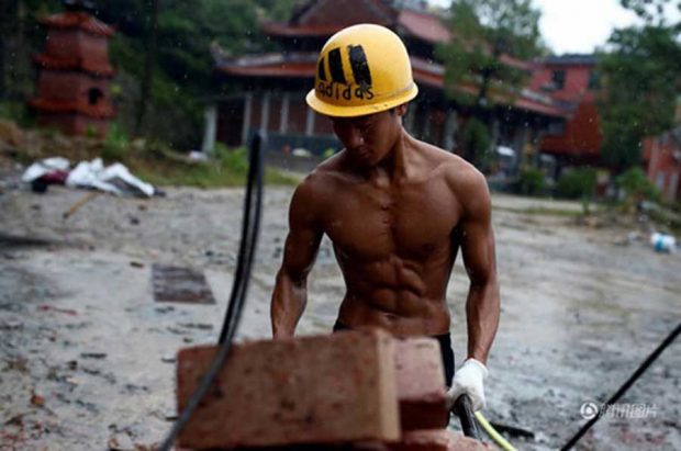 کارگر ساختمانی با عضلاتی ورزیده که حالا ستاره فضای مجازی است