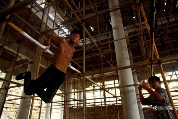 کارگر ساختمانی با عضلاتی ورزیده که حالا ستاره فضای مجازی است