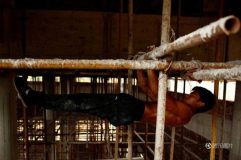 کارگر ساختمانی با عضلاتی ورزیده که حالا ستاره فضای مجازی است
