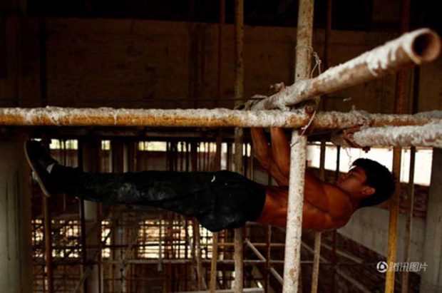 کارگر ساختمانی با عضلاتی ورزیده که حالا ستاره فضای مجازی است