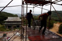 کارگر ساختمانی با عضلاتی ورزیده که حالا ستاره فضای مجازی است