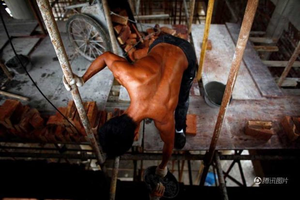 کارگر ساختمانی با عضلاتی ورزیده که حالا ستاره فضای مجازی است