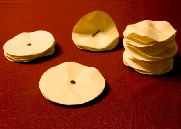 آموزش ساخت آباژور سقفی زیبا و دیدنی با کاغذ بریستول 9 آموزش ساخت آباژور سقفی با کاغذ بریستول