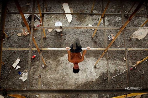 کارگر ساختمانی با عضلاتی ورزیده که حالا ستاره فضای مجازی است