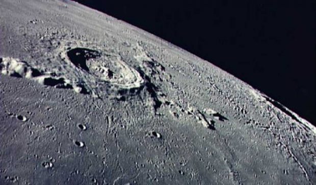 چاله های سطح ماه