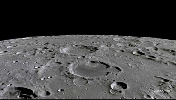 چاله های سطح ماه