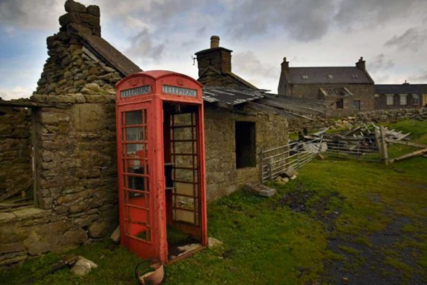 جزیرهای در اسکاتلند که بیشترین ساکنینش اسب های مینیاتوری است ! 4 تصاویری از جزیرهای بکر که ساکنان آن اسبهای مینیاتوری هستند