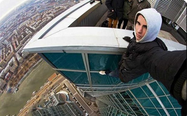 افزایش آمار مرگ و میر به هنگام تهیه عکس های سلفی عجیب ! 7 سلفی عجیب