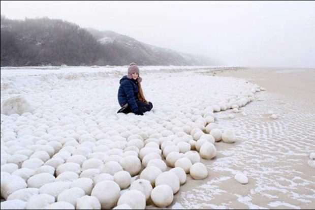 تصاویر عجیب از توپ های یخی ساحلی در سواحل شهر اوب ! 5 تصاویر عجیب از توپ های یخی ساحلی در سواحل شهر اوب