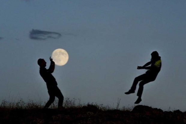 تصاویر شگفت انگیز از واقعه نجومی ابرماه در سراسر جهان 28 تصاویر شگفت انگیز از ابرماه در سراسر جهان