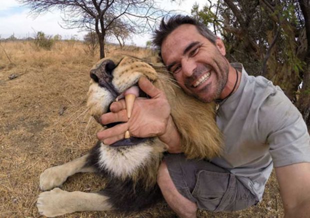 افزایش آمار مرگ و میر به هنگام تهیه عکس های سلفی عجیب ! 2 سلفی عجیب