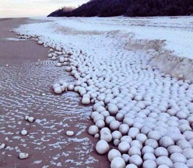 تصاویر عجیب از توپ های یخی ساحلی در سواحل شهر اوب ! 3 تصاویر عجیب از توپ های یخی ساحلی در سواحل شهر اوب