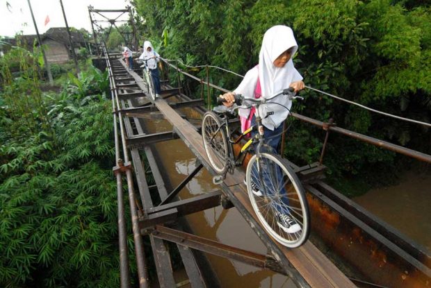 تصاویری از خطرناک ترین و پر هیجان ترین پل های عابر پیاده در جهان