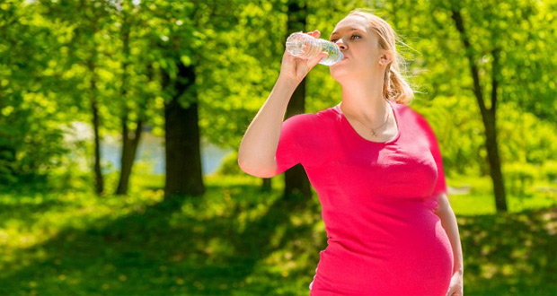 عوارض خوردن آب معدنی توسط زنان باردار