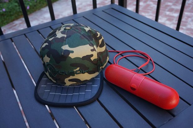 شارژ تلفن همراه با کلاه مجهز به پنل خورشیدی